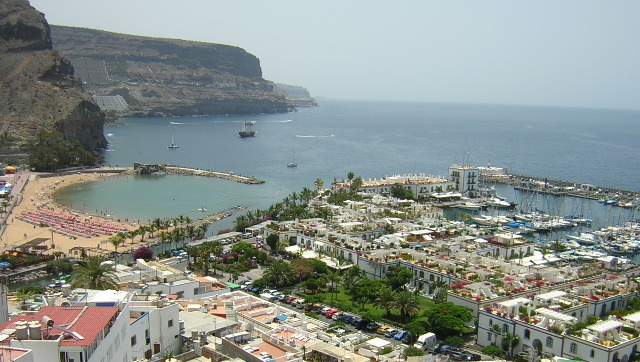 Luftfoto av havnen og stranden